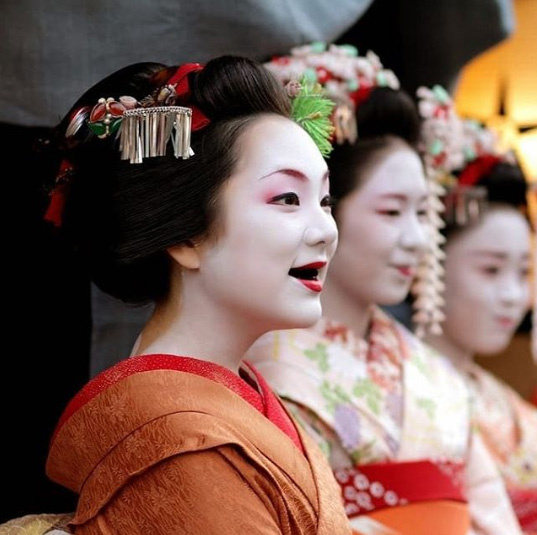 gésák fekete fogakkal