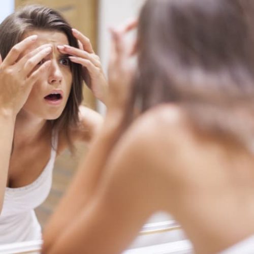 pattanások nyomkodása